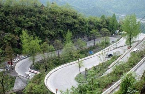 矮寨盘山公路被称为中国最美公路 长六公里 垂直高度440米