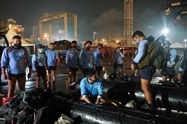 印尼官方:失事客机在撞击后解体 目击者:飞机闪电般坠海后爆炸