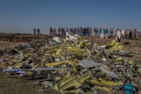 印尼官方:失事客机在撞击后解体 目击者:飞机闪电般坠海后爆炸